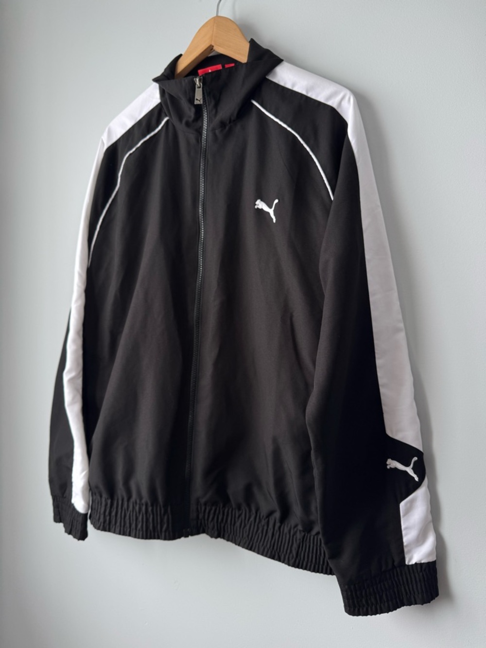 (M) Puma black and white zip-up track jacket (men’s medium / unisex